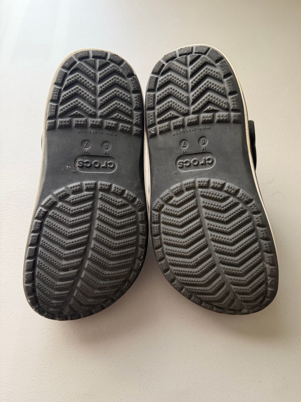 Crocs bayaband womens Classic Clogs in Black white spellout w/ Fun Jibbitz Sz 7 - Picture 4 of 5